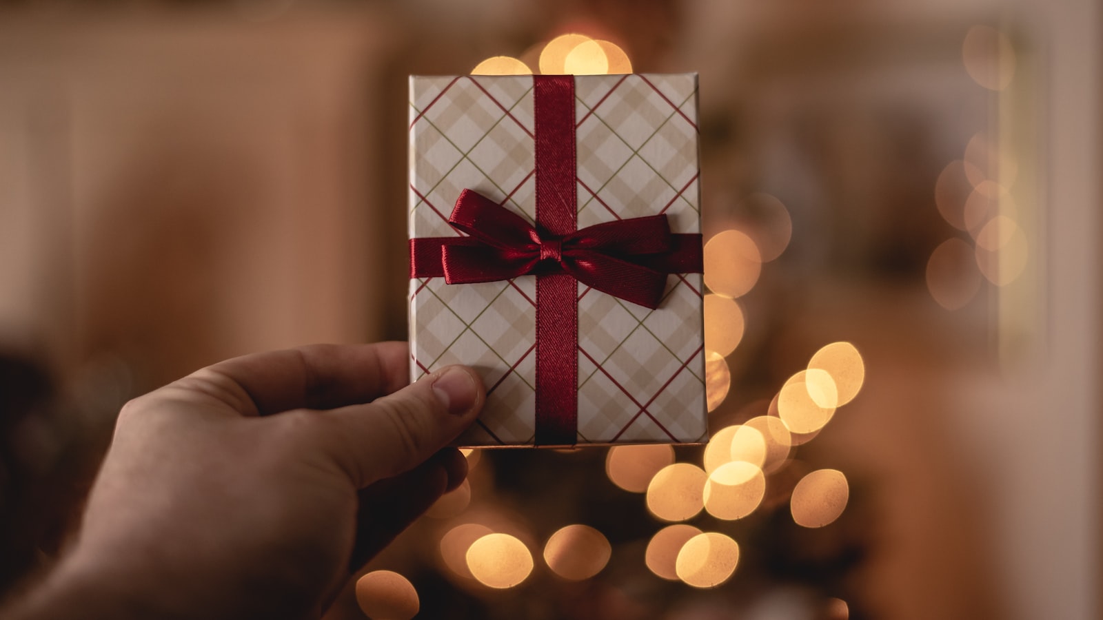 Personne tenant une carte cadeau