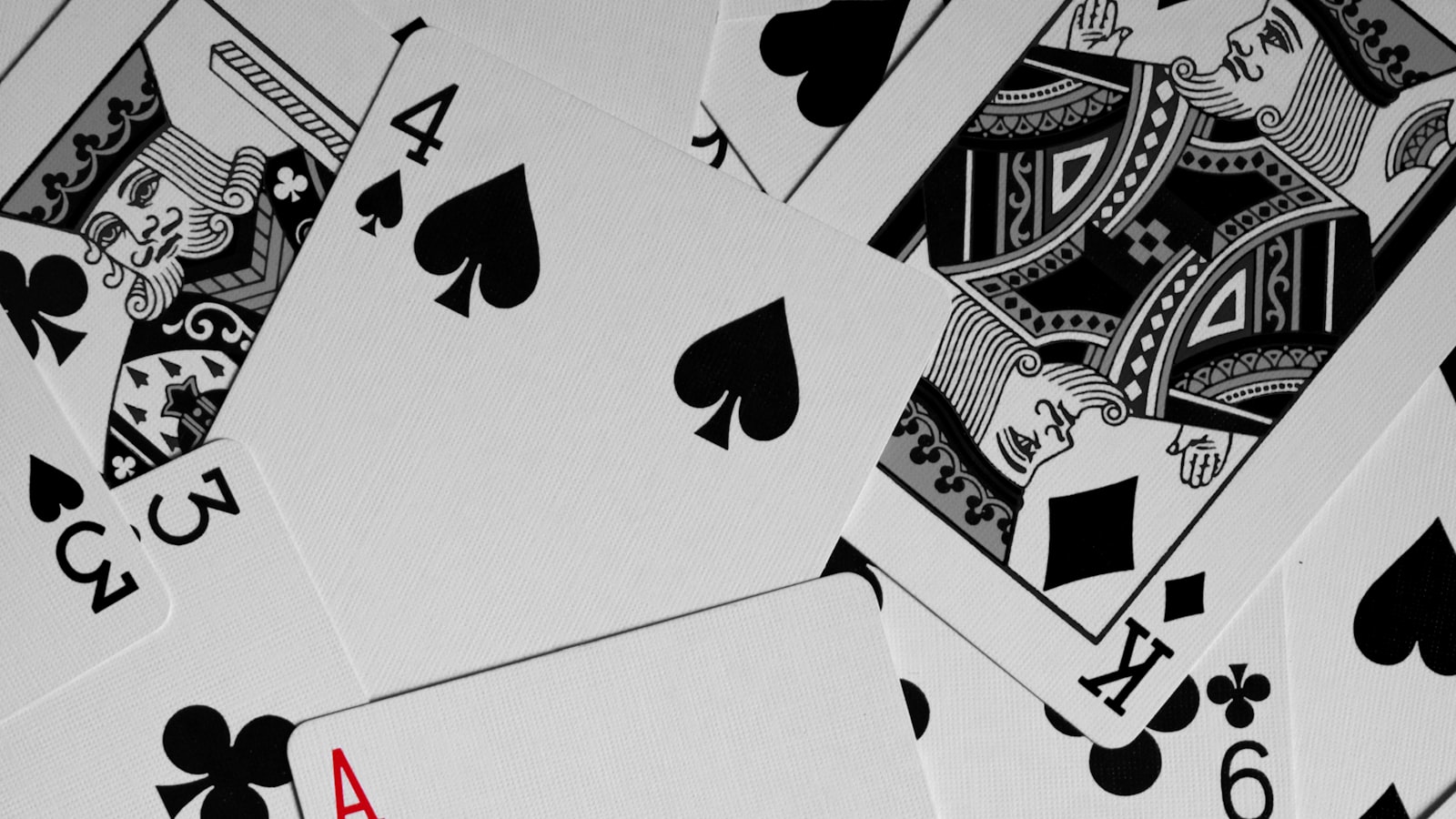 Cartes à jouer éparpillées, dont un as de coeur